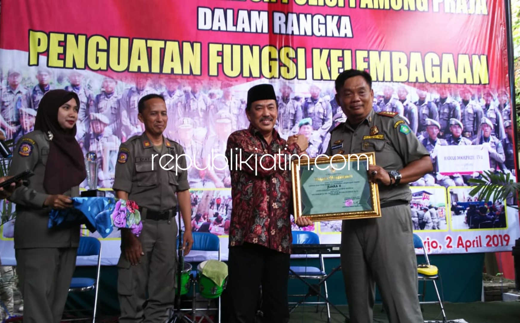 PIALA - Wakil Bupati Sidoarjo, Nur Ahmad Syaifuddin menyerahkan piala dan piagam penghargaan kepada Kepala Satpol PP Sidoarjo, Widiyantoro Basuki saat perayaan HUT ke 69 yang digelar di kantor Satpol PP Sidoarjo, Selasa (02/04/2019).