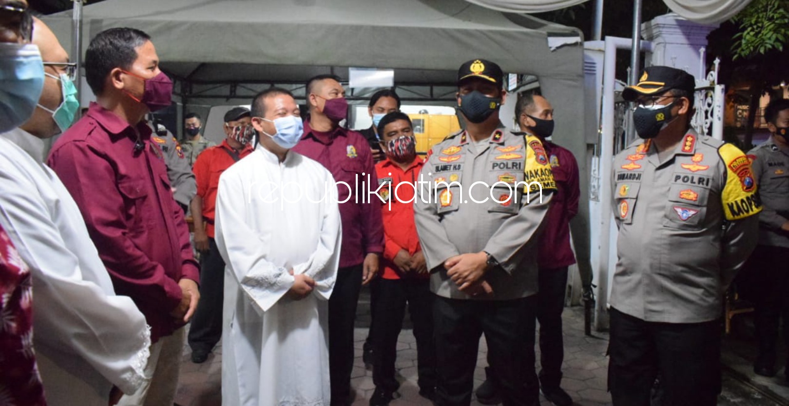AMAN - Wakapolda Jatim Brigjen Pol Slamet Hadi Supraptoyo didampingi Kapolresta Sidoarjo Kombes Pol Sumardji mengecek pengamanan ibadah Jumat Agung di Gereja Santa Maria Annuntiata, Sidoarjo, Jumat (02/04/2021) malam.
