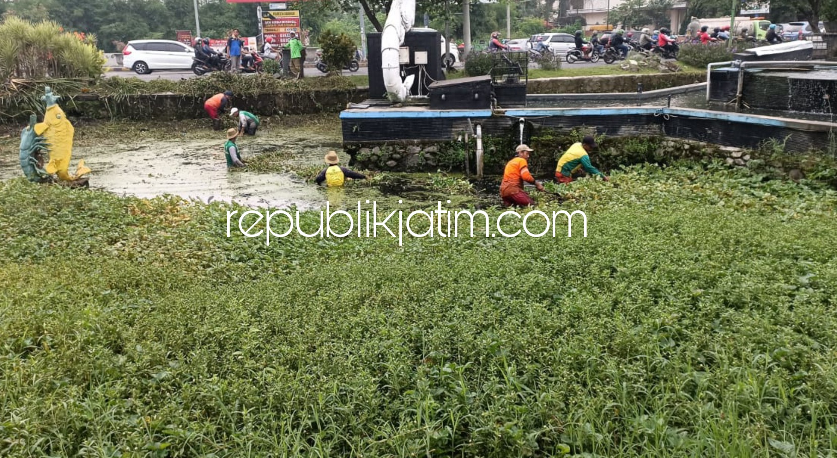 BERSIHKAN - Puluhan petugas DLHK Pemkab Sidoarjo membersihkan Taman Monumen Pancasila di JL Raya Jati, Kecamatan Sidoarjo, Rabu (31/03/2021) kemarin.