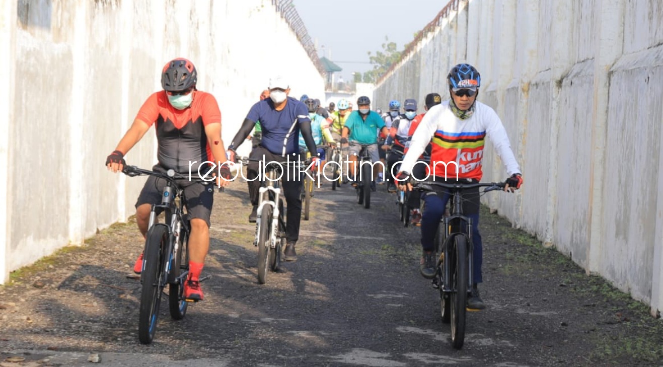GOWES - Kanwil Kumham Jatim memulai rangkaian peringatan Hari Bhakti Pemasyarakatan (HBP) ke 57 dengan Gowes Sehat Bersama insan pengayoman se Jatim mulai halaman Lapas I Surabaya di Porong, Kamis (01/04/2021).