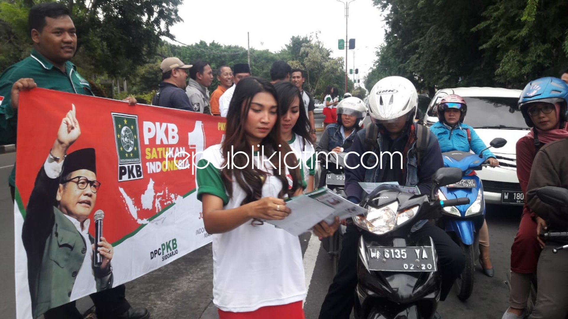 PAMFLET - DPC PKB Sidoarjo menggelar aksi kampanye simpatik dengan membagikan 10.000 pamflet dan 5.000 pin Jokowi - Ma'ruf Amin di perempatan Alun-Alun Sidoarjo dan Bundaran Taman Pinang Indah, Selasa (02/04/2019) sore.