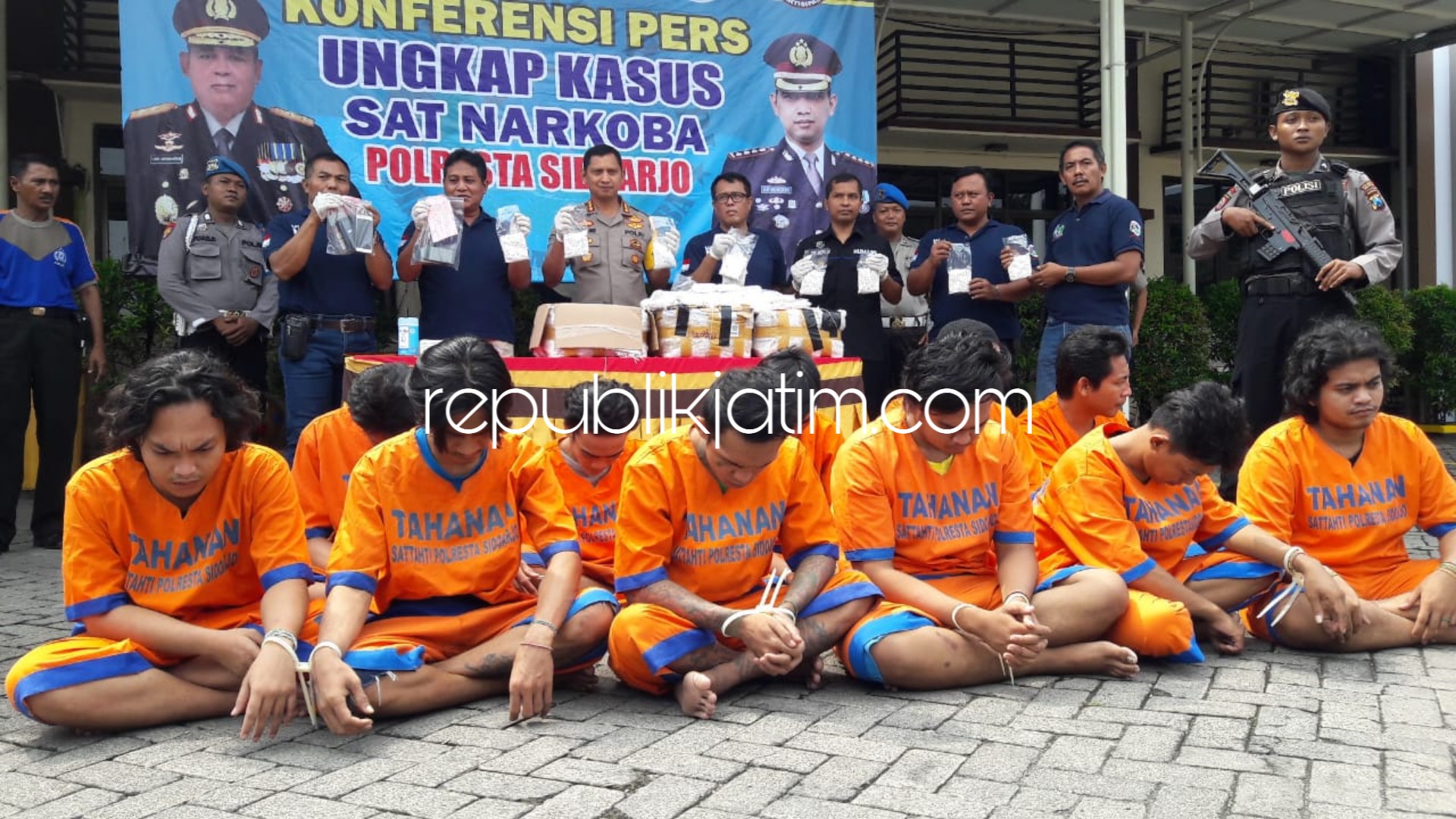 SATU JARINGAN - Kapolresta Sidoarjo, Kombes Pol Zain Dwi Nugroho didampingi Kasat Resnarkoba, Kompol Sugeng Purwanto memamerkan 11 tersangka dan barang bukti sabu-sabu 6,28 gram dan pil koplo 300.000 butir, Selasa (02/04/2019).