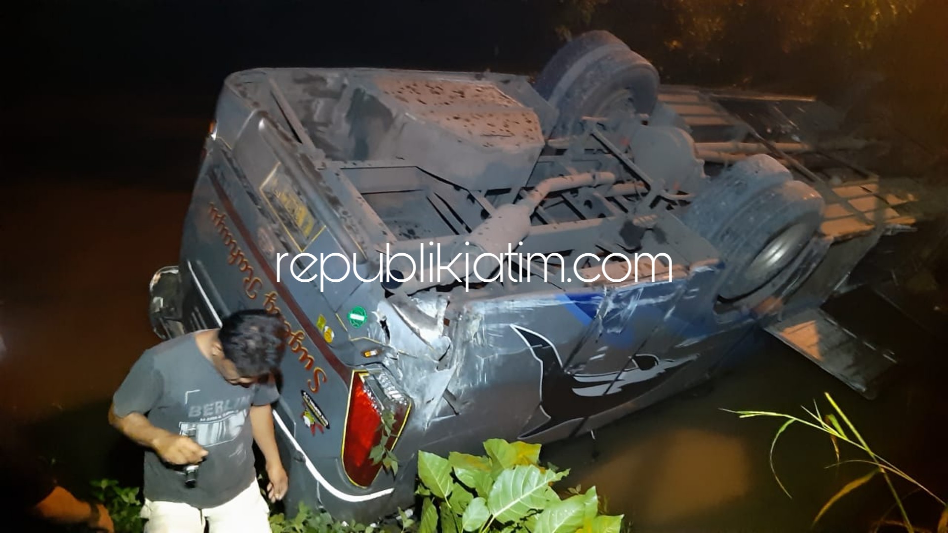 NYUNGSEP - Bus Sugeng Rahayu bernopol W 7094 UZ yang dikemudikan Purwanto (50) nyungsep ke sungai di pinggir JL Raya Ngawi-Mantingan, Dusun Sidowayah Desa Jenggrik, Kecamatan Kedunggalar, Ngawi, Rabu (03/04/2019) dini hari.