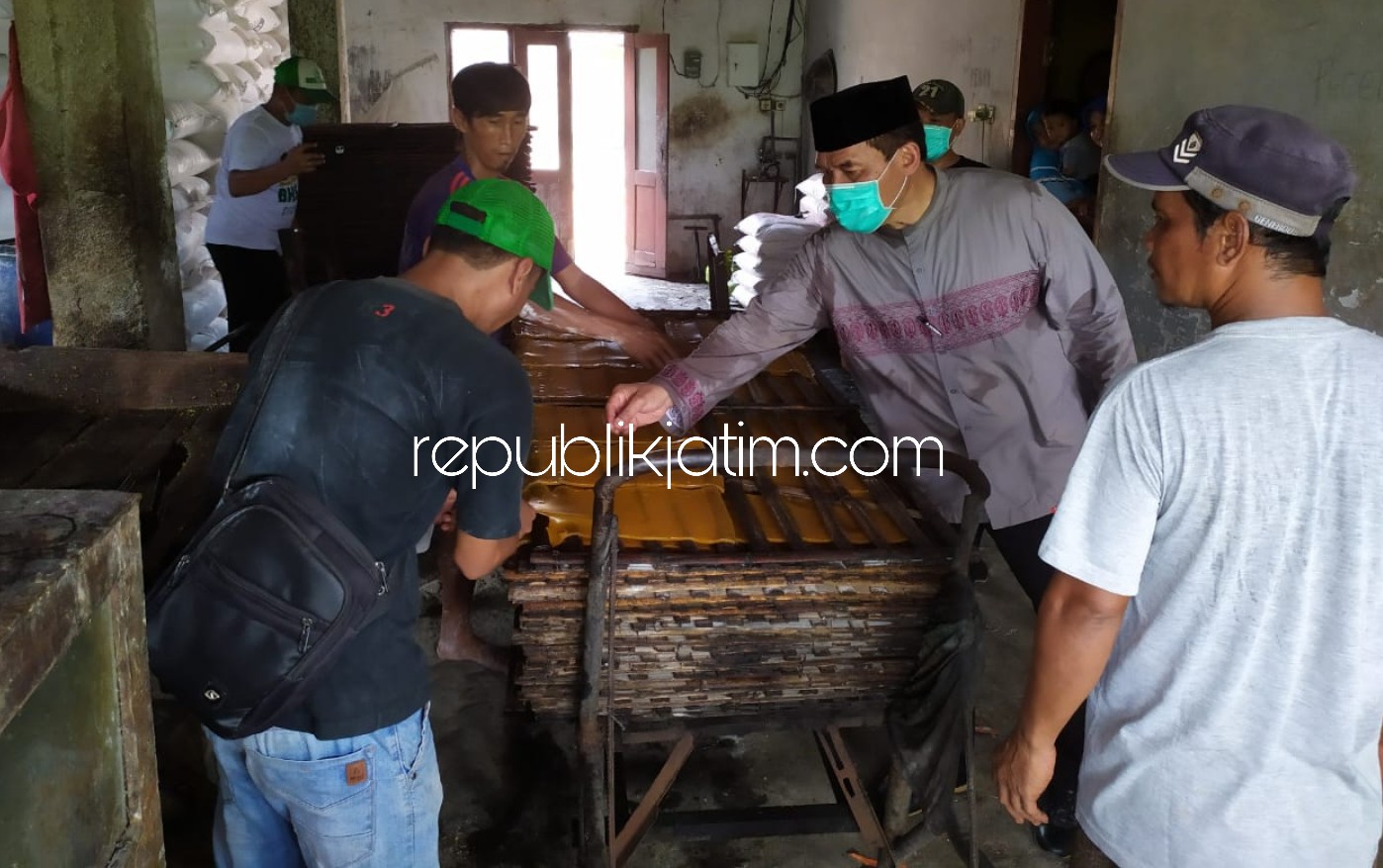 INDUSTRI KERUPUK - Bacabup Sidoarjo, Bambang Haryo Soekartono mengunjungi ratusan industri rumahan krupuk di Desa Telasih dan mainan anak-anak di Desa Jiken, Kecamatan Tulangan, Sidoarjo, Jumat (03/04/2020).
