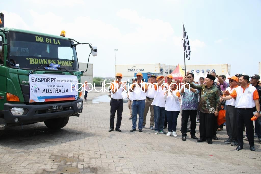 EKSPOR - Lima kontainer berisi ikan olahan siap diekspor ke Autralia dan Uni Eropa melalui cek kendali mutu dan proses karantina di Kantor Instalasi Karantina Ikan, Pengendalian Mutu dan Keamanan Hasil Perikanan, Balai KIPM Kelas I Surabaya I di Jemundo.