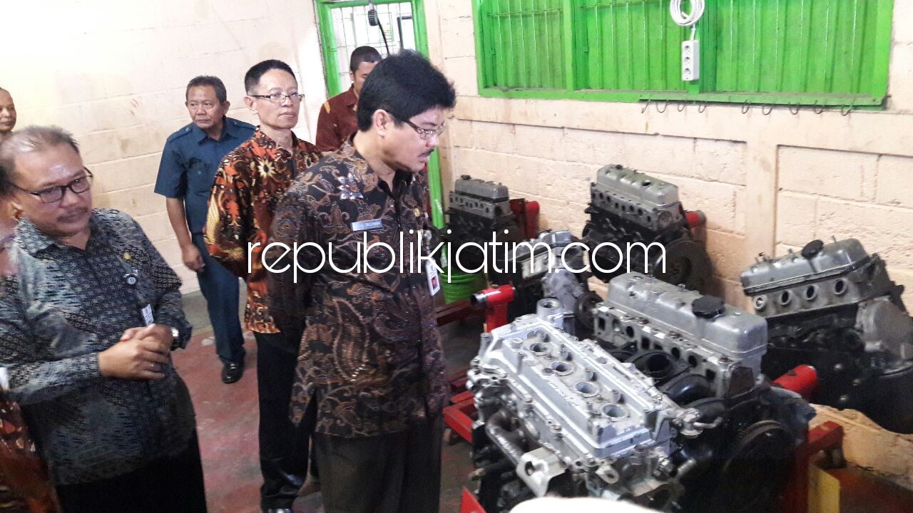 SIDAK - Kepala Dinas Pendidikan Propinsi Jatim, Saiful Rachman menggelar sidak UNBK di SMKN 1 Buduran dan SMKN Antartika 1 Sidoarjo untuk memastikan UNBK tak ada kendala, Selasa (03/04/2018).