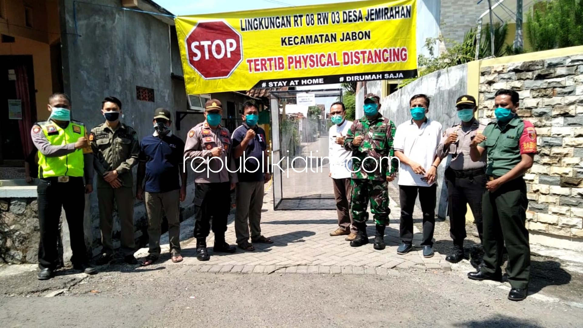 PHYSICAL DISTANCING - Forkopimka Jabon, Pemdes Jemirahan, Satpol PP dan Puskesmas Jabon menerapkan physical distancing di Desa Jemirahan, Kecamatan Jabon, Sidoarjo, Jumat (03/04/2020).