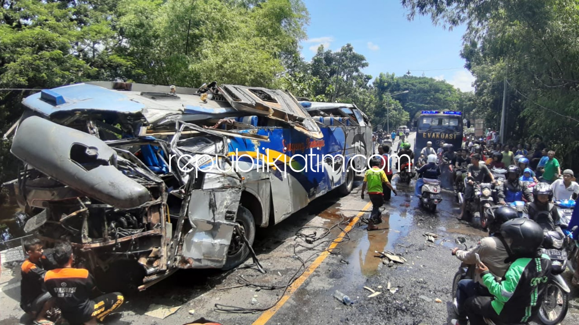 RUSAK - Kondisi bus Sugeng Rahayu bernopol W 7094 UZ yang dikemudikan Purwanto (50) warga Manisrejo, Taman, Kota Madiun rusak berat saat dievakuasi di JL Ngawi -Solo, Dusun Sidowayah, Desa Jenggrik, Kecamatan Kedunggalar, Ngawi, Rabu (03/04/2019).