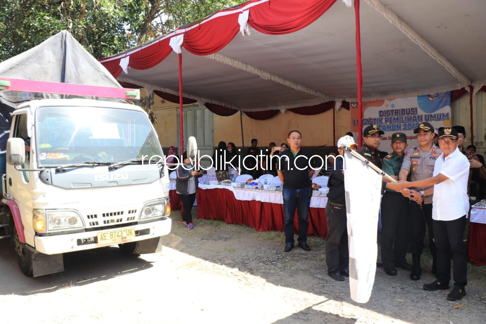 DISTRIBUSI - Wabup Ponorogo, Sujarno didampingi Forkopimda, KPU dan Bawaslu Ponorogo memberangkatkan truk distribusi logistik Pemilu 2019 ke seluruh PPK di masing-masing kecamatan, Rabu (03/04/2019).