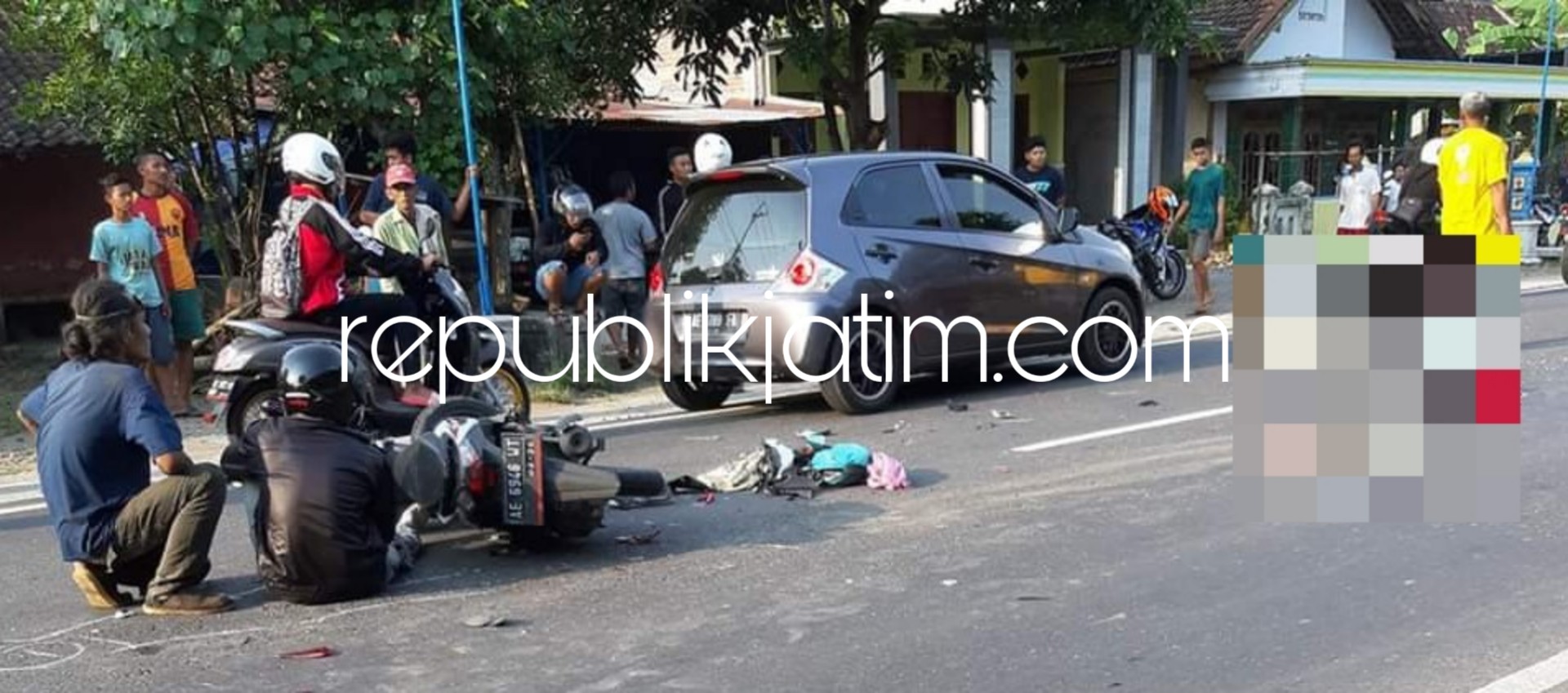 TEWAS - Salah seorang penumpang motor Honda Beat bernopol AE 6946 WT tewas usai tersenggol truk tangki bernopol E 9328 YB di JL Raya Ponorogo-Wonogiri, Desa Karanglo Lor Kecamatan Sukorejo, Ponorogo, Rabu (03/04/2019) sore.