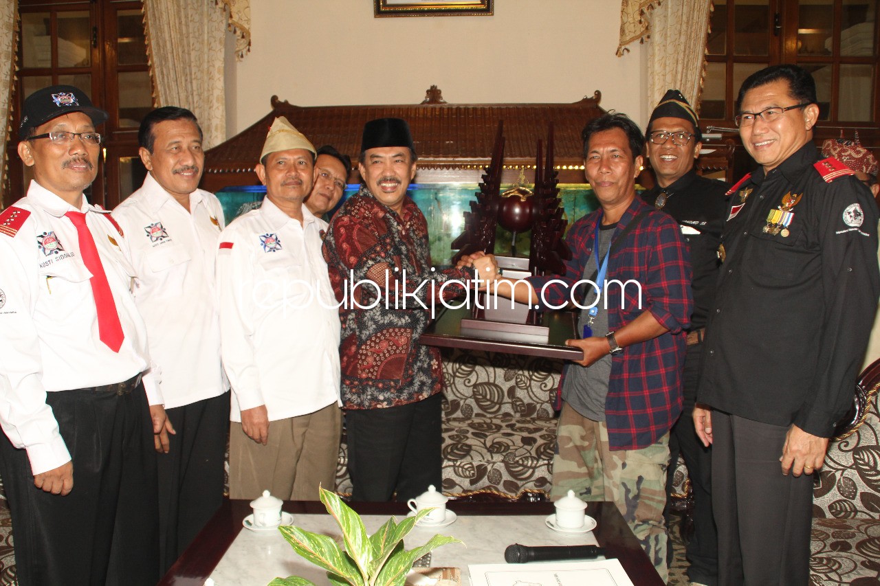 KUNJUNGAN - Wakil Bupati Sidoarjo, Nur Ahmad Syaifuddin menerima kunjungan tim kirab IVCA dari berbagai Komunitas Sepeda Tua Seluruh Indonesia (Kosti) yang tiba di Kabupaten Sidoarjo, Selasa (03/04/2018) malam.