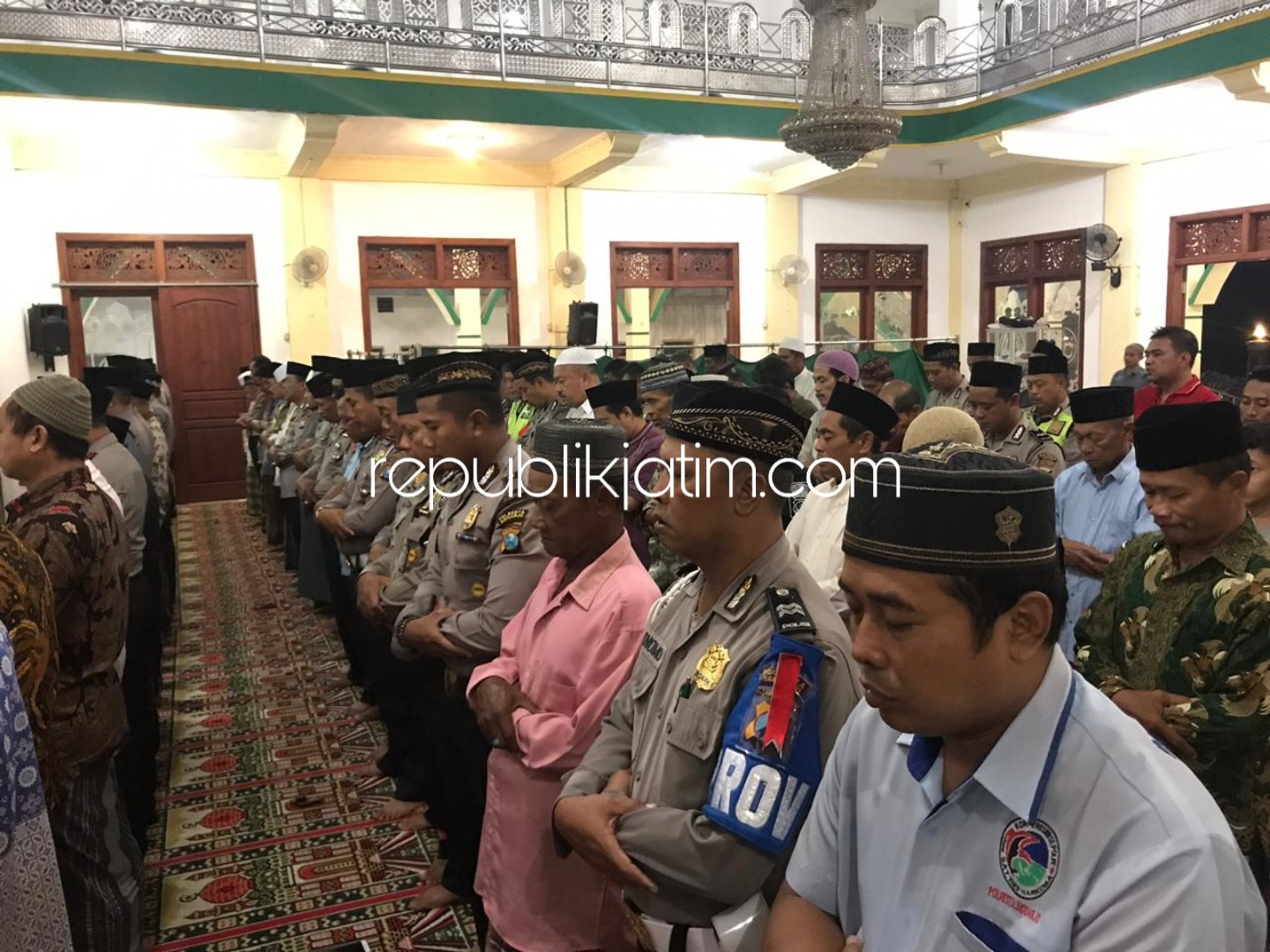 SUBUH JAMAAH - Waka Polresta Sidoarjo, AKBP M Anggi Naulifar Siregar memimpin kegiatan Subuh Berjama'ah, Polresta Sidoarjo dan FKUB Pemilu 2019 Masjid Babus Salam, Dusun Balun, Desa Sidodadi, Kecamatan Candi, Sidoarjo, Kamis (04/04/2019).
