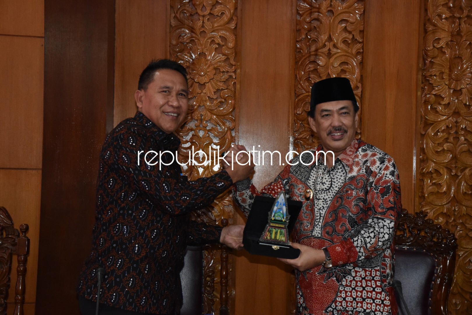 KUNJUNGAN - Wabup Sidoarjo, Nur Ahmad Syaifuddin menerima kunjungan rombongan Wabup Boalemo, Gorontalo, Anas Yusuf yang belajar ke Sidoarjo soal masalah tanah dan sistem pelayanan online, Kamis (04/04/2019).
