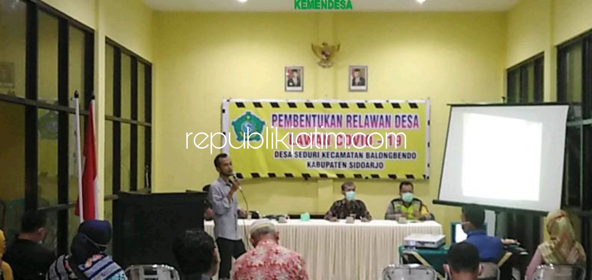 RELAWAN DESA - Pemdes Seduri menggelar rapat pembentukan desa tanggap bencana dengan membentuk Relawan Desa Satgas Covid-19 di aula pendopo balai desa setempat, Sabtu (04/04/2020) malam.
