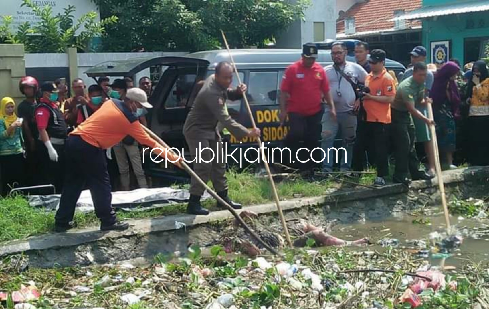 TERIDENTIFIKASI - Mayat yang ditemukan mengapung di Sungai di Depan Kantor Kecamatan Gedangan adalah Tri Wahyuningsih (38) warga Dusun Congkop, Desa Keboansikep, Kecamatan Gedangan, Sidoarjo, Kamis (04/04/2019).
