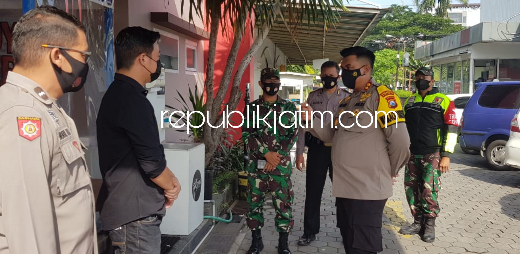CEK - Wakapolresta Sidoarjo AKBP Deny Agung Andriana saat mengecek kesiapan personel yang mengamankan jalannya ibadah Paskah, di sejumlah gereja Sidoarjo, Minggu (04/04/2021). 