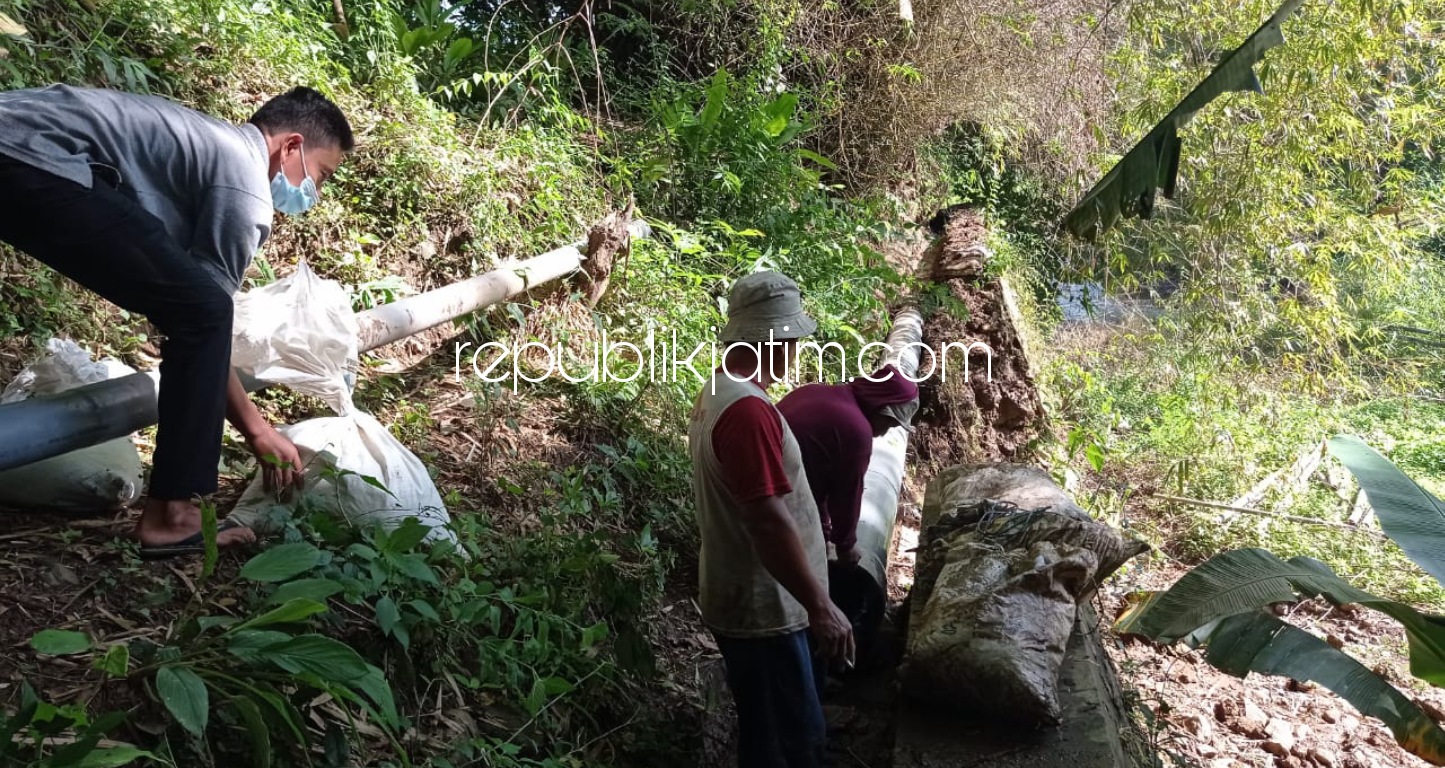 SWADAYA - Para petani kerja bakti secara swadaya memasang pipa hasil iuran untuk perbaiki saluran yang runtuh agar lahan persawahan mereka tidak kekeringan, Minggu (04/04/2021).