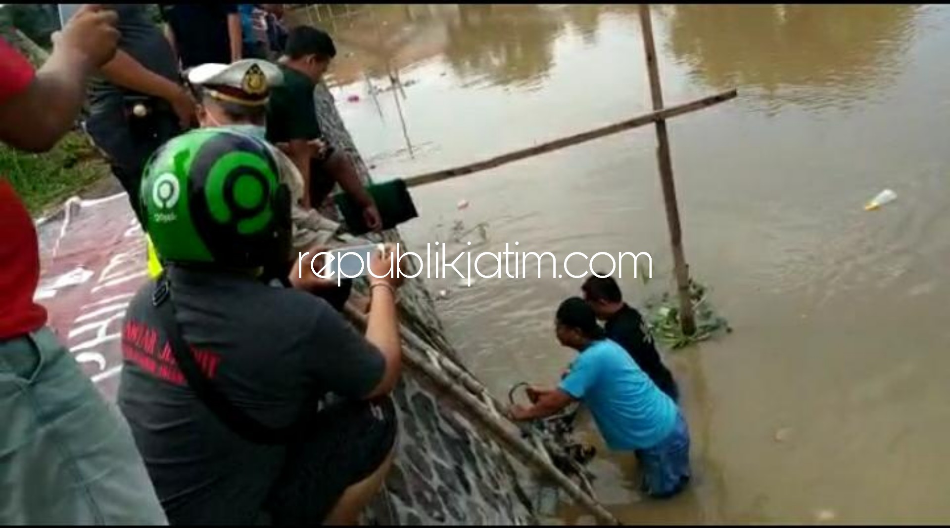 MENGAPUNG - Sejumlah warga dan anggota Polsek Krian mengevakuasi mayat perempuan yang mengapung di sungai Dusun Mojokemuning, Desa Sidomojo, Kecamatan Krian, Sidoarjo, Minggu (05/04/2020).