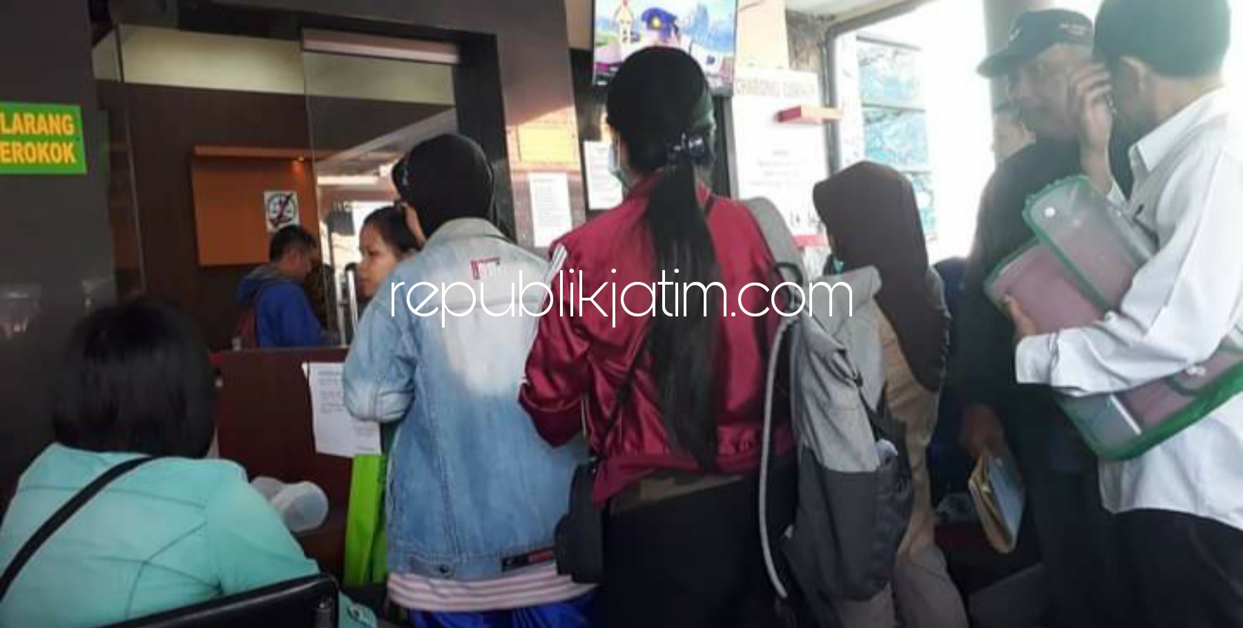 ANTRE - Ratusan warga mengantre pelayanan kependudukan di Dinas Kependudukan dan Pencatatan Sipil (Dispendukcapil) Pemkab Sidoarjo beberapa hari lalu.