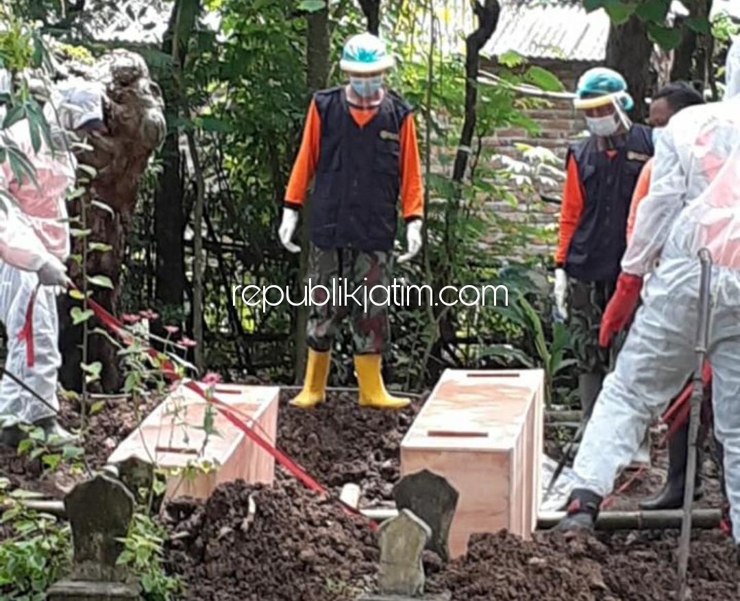 SATU LIANG - Jenazah bapak dan anak warga Dusun Sumberjo, Desa Munggu Kecamatan Bungkal, Ponorogo yang meninggal karena terpapar Covid-19 dimakamkan dalam satu liang lahat, Senin (05/04/2021).