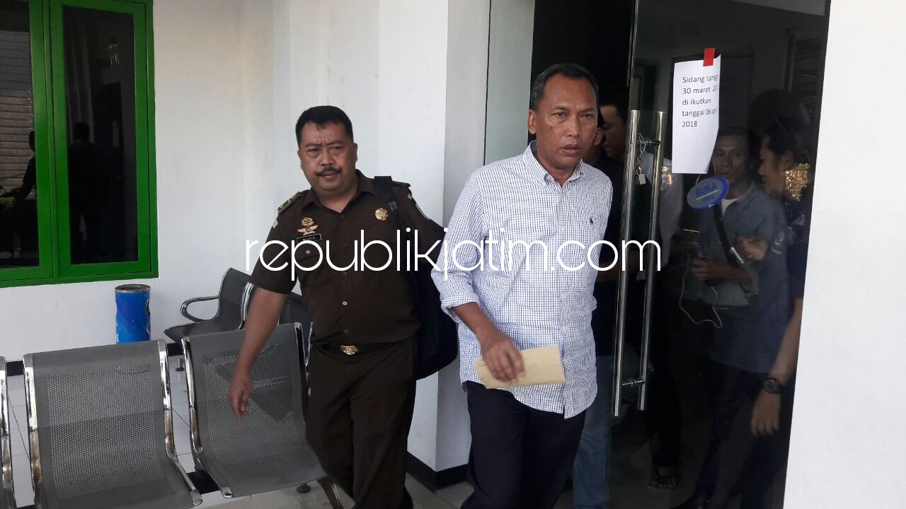 DITAHAN - Kelima tersangka kasus dugaan korupsi jalur sepeda ektrem (track extreem) ditahan Jaksa Penuntut Umum (JPU) Kejaksaan Negeri (Kejari) Sidoarjo, Kamis (05/04/2018) petang.