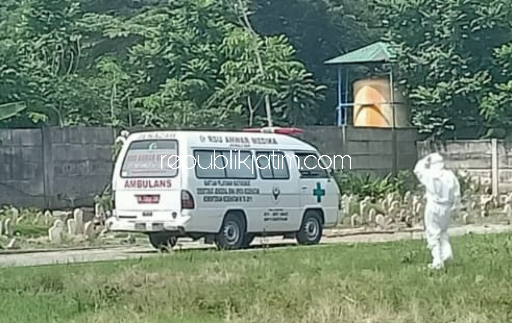 PEMAKAMAN - Jenazah perempuan asal Prambon yang sebelumnya dirawat di rumah sakit swasta di wilayah Sidoarjo barat dimakamkan di Tempat Pemakaman Umum (TPU) Delta Praloyo, Sidoarjo, Minggu (05/04/2020).