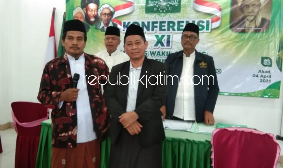 TERPILIH - Kyai Abdul Rochman terpilih secara aklamasi dalam konferensi MWC NU Kecamatan Balongbendo di depan gedung Yayasan Raden Rahmat, Minggu (04/04/2021) sore.