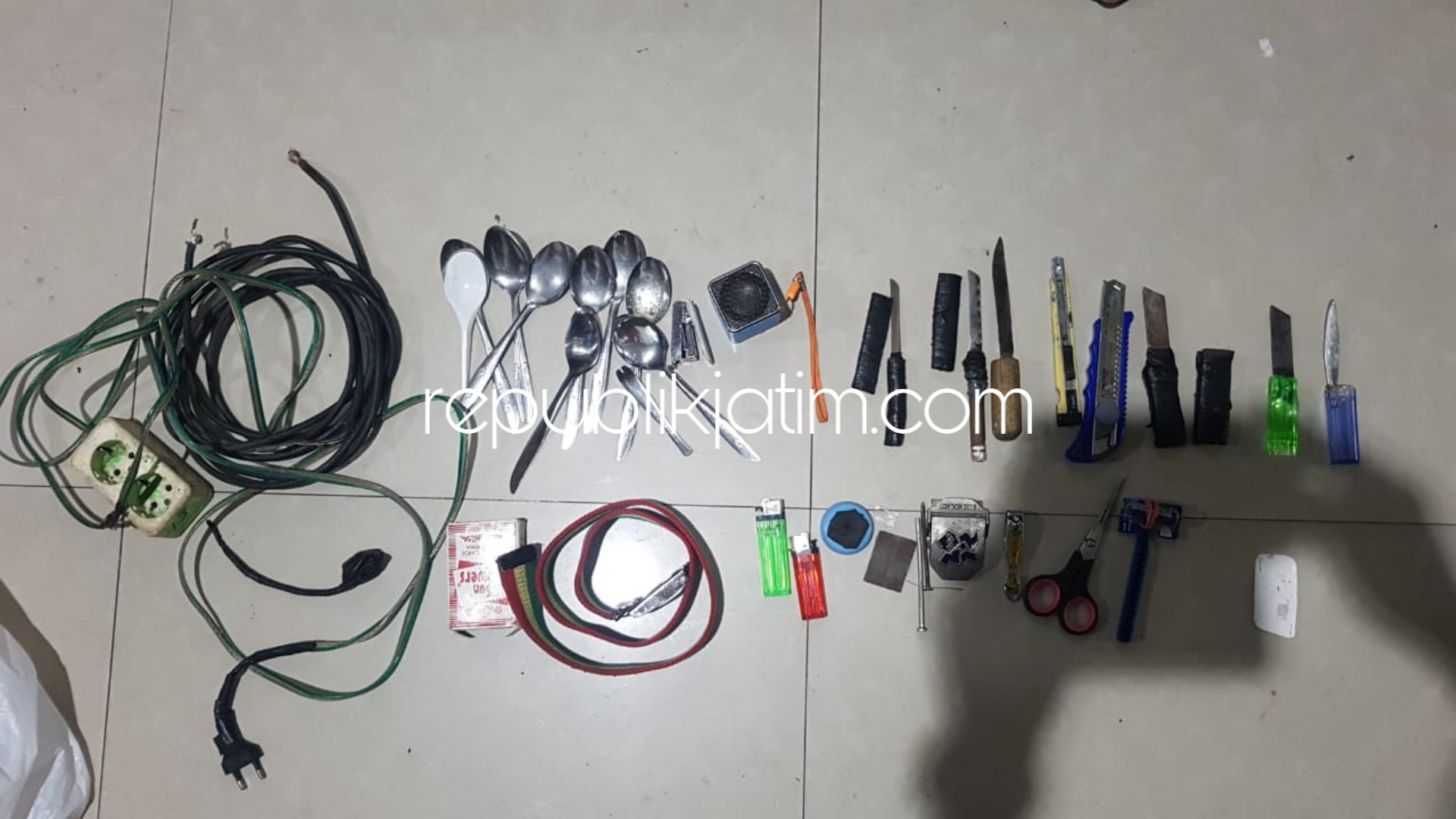 SAJAM - Razia yang digelar petugas Lapas Kelas II A Sidoarjo di kamar para narapidana menemukan sejumlah barang terlarang termasuk jenis senjata tajam (sajam), Kamis (04/04/2019) malam.