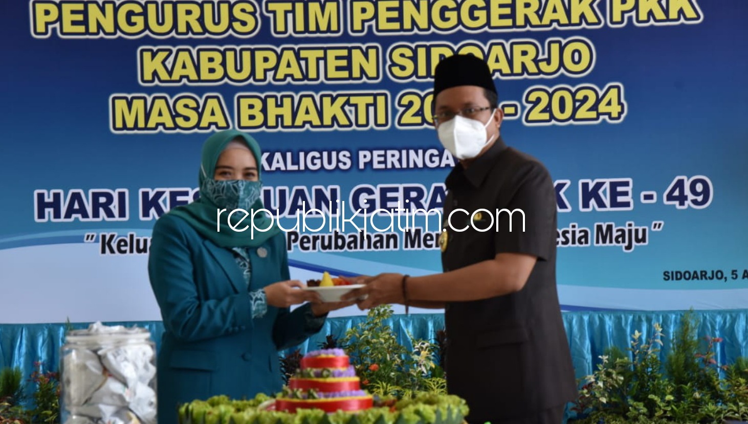 PELANTIKAN - TP PKK Kabupaten Sidoarjo memperingati Hari Kesatuan Gerak (HKG) PKK ke 49 dan pelantikan pengurus Tim Penggerak PKK Kabupaten Sidoarjo Masa Bhakti 2021-2024 di Pendopo Delta Wibawa, Senin (05/04/2021).