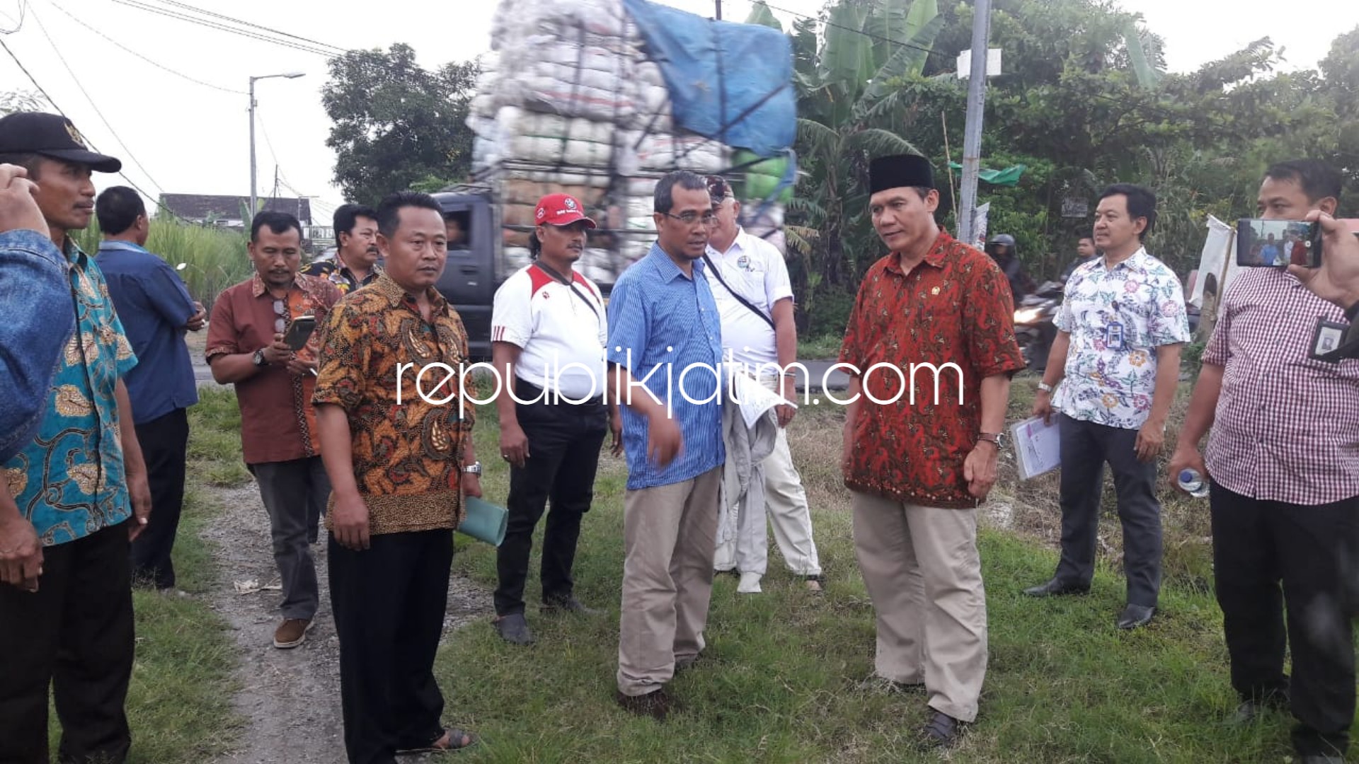 CEK - Anggota Komisi V DPR RI, Bambang Haryo Soekartono bersama pejabat Balai Prasarana Permukiman Jatim dan pejabat Desa Candinegoro, Kecamatan Wonoayu, Sidoarjo mengecek kondisi jalan tembus 3 desa program PISEW, Jumat (05/04/2019) petang.