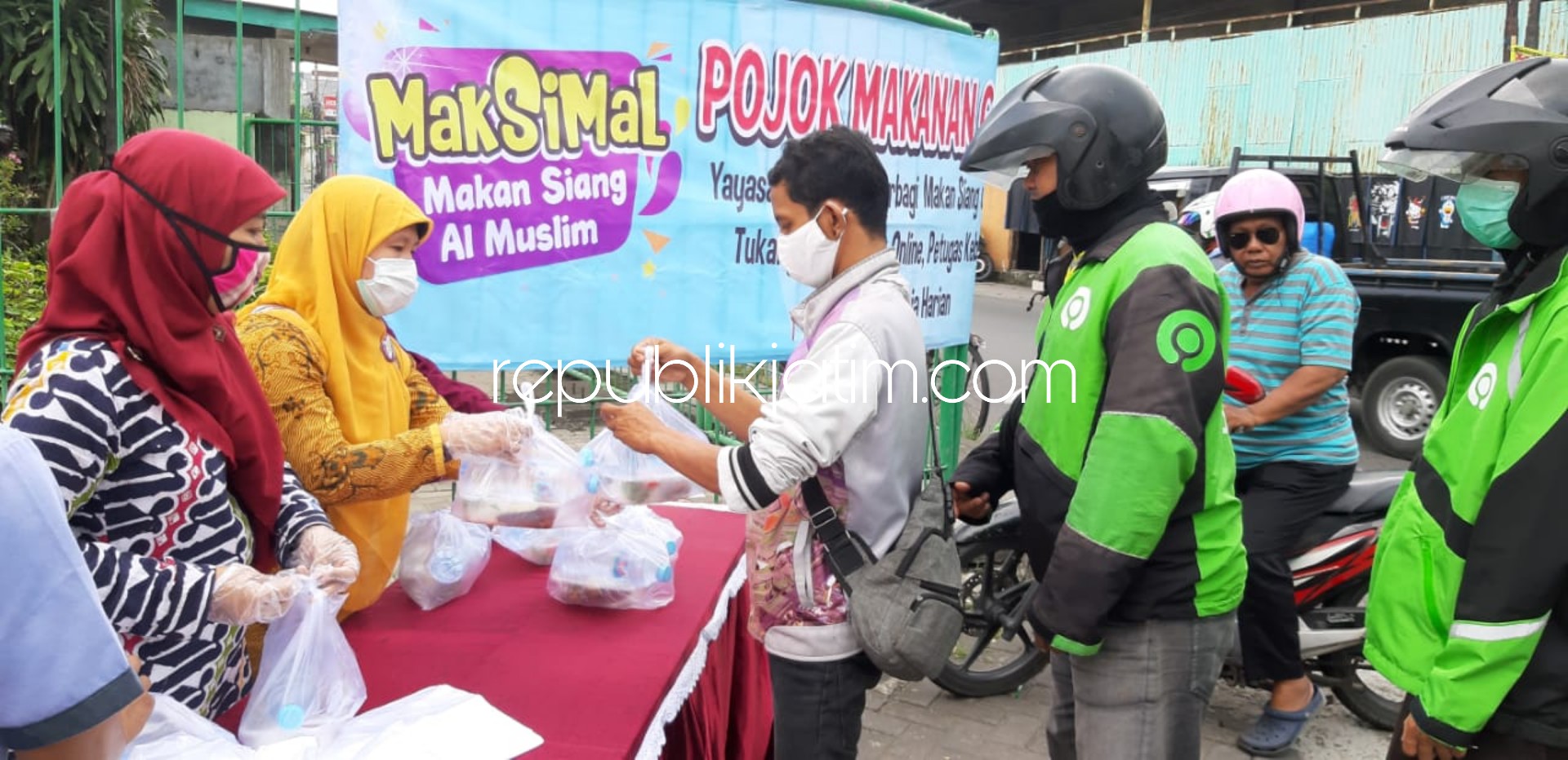 GRATIS - Para ustadzah Yayasan Al Muslim JL Raya Wadungasri, Waru, Sidoarjo menyiapkan ratusan bungkus makanan dan air mineral gratis untuk tukanv ojek dan penarik becak sebagai kepedulian terhadap wabah virus Corona (Covid-19), Senin (06/04/2020).