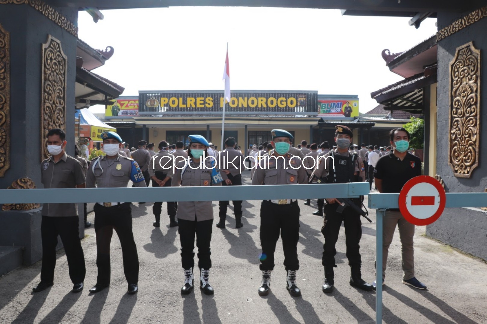 PORTAL - Saat apel pagi pintu masuk Mako Polres Ponorogo diportal dan anggota diwajibkan mengenakan masker sebagai Alat Pelindung Diri (APD) saat wabah virus Corona (Covid-19), Senin (06/04/2020).