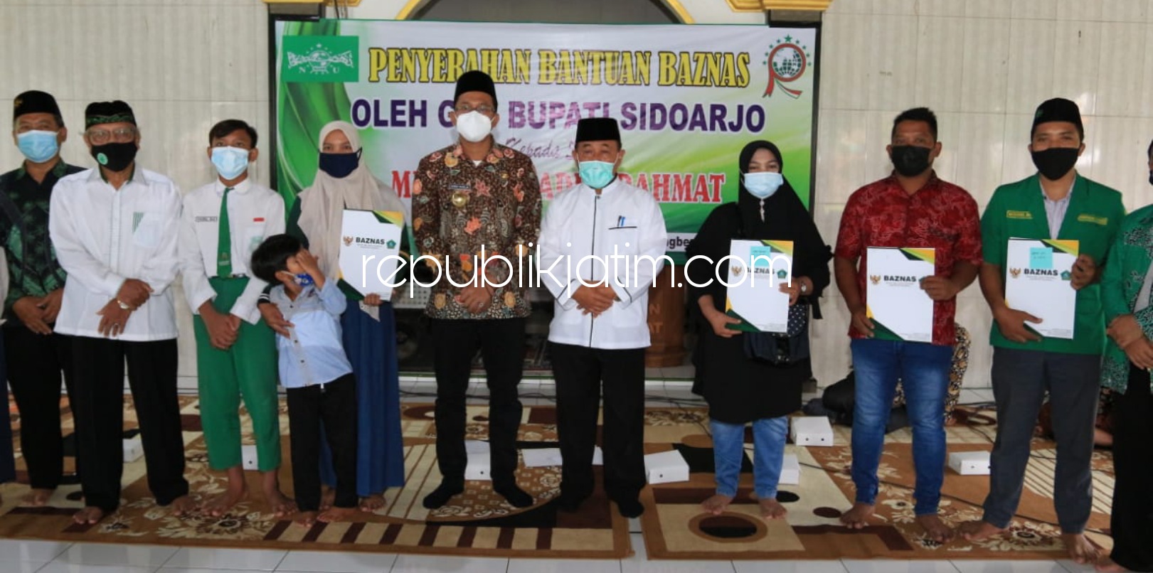 BANTUAN - Bupati Sidoarjo, Ahmad Muhdlor Ali (Gus Muhdlor) menyerahkan bantuan pendidikan untuk puluhan siswa MI dan SMP Raden Rahmad Balongbendo, Sidoarjo, Selasa (06/04/2021). 