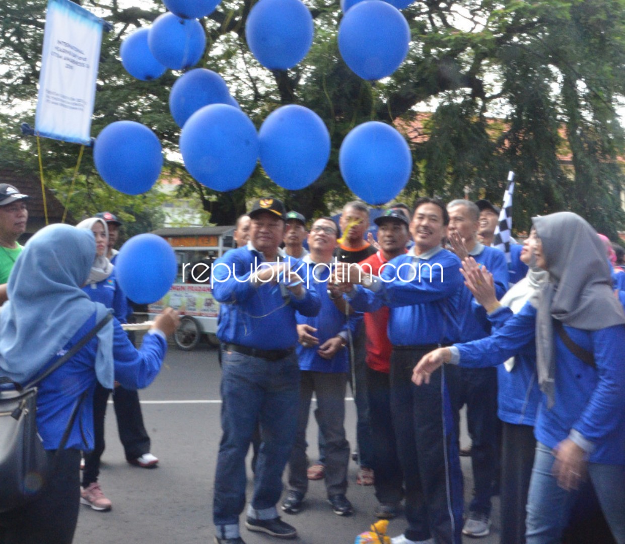 MEMBUKA - Bupati Sidoarjo, Saiful Ilah dan Wabup Sidoarjo, Nur Ahmad Syaifuddin membuka peringatan Hari Kesehatan Pendengaran dan Hari Autis Sedunia di Pendopo Dinas Pemuda, Olahraga dan Pariwisata Pemkab Sidoarjo, Sabtu (06/04/2019).