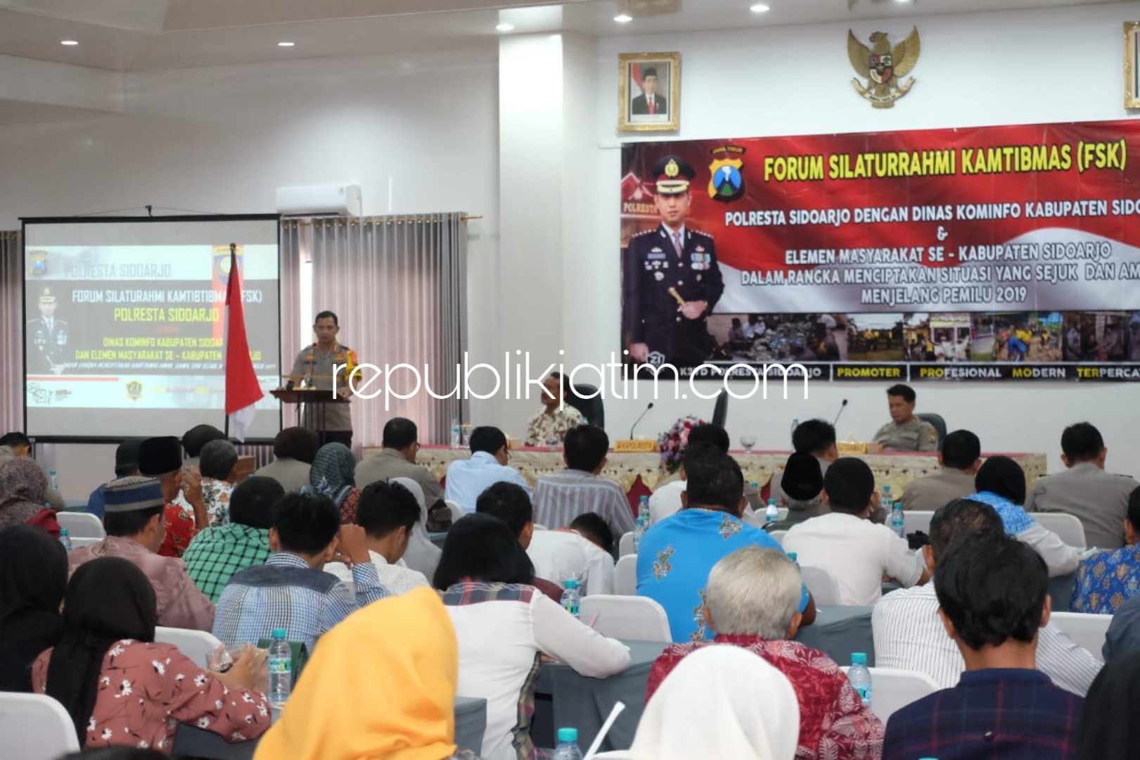 SILATURRAHIM - Kapolresta Sidoarjo, kombes Pol Zain Dwi Nugroho menjaga kondusifitas dengan silaturrahim Kamtibmas bersama elemen masyarakat, Sabtu (06/04/2019).