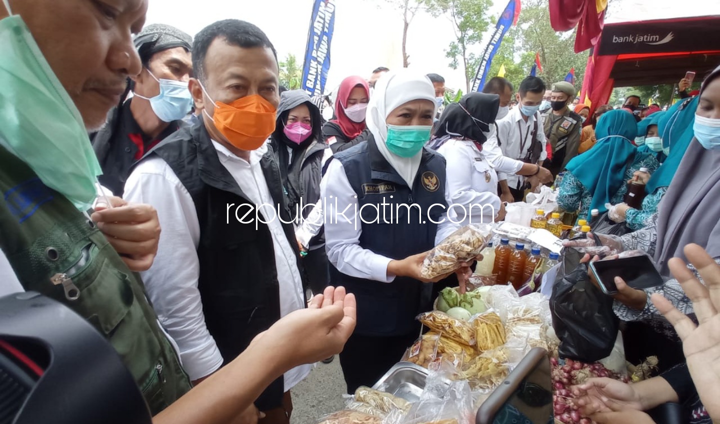 UMKM - Bupati Ponorogo Sugiri Sancoko dan Gubernur Jatim Khofifah Indar Parawansa saat memborong produk hasil UMKM Desa Bedingin, Kecamatan Sambit, Ponorogo, Selasa (06/04/2021).