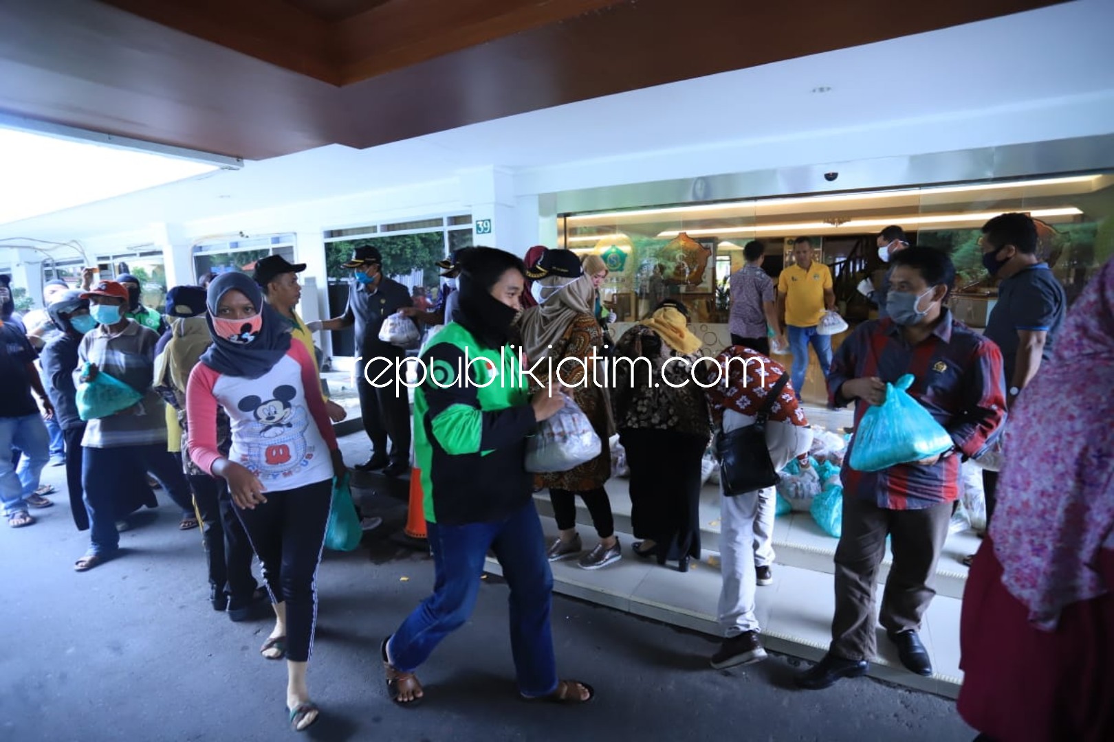 BAGIKAN - Sejumlah anggota dan pimpinan DPRD Sidoarjo membagikan 1.250 paket sembako ke warga kurang mampu sebagai aksi kemanusiaan di tengah wabah virus Corona (Covid-19), Selasa (07/04/2020) sore.