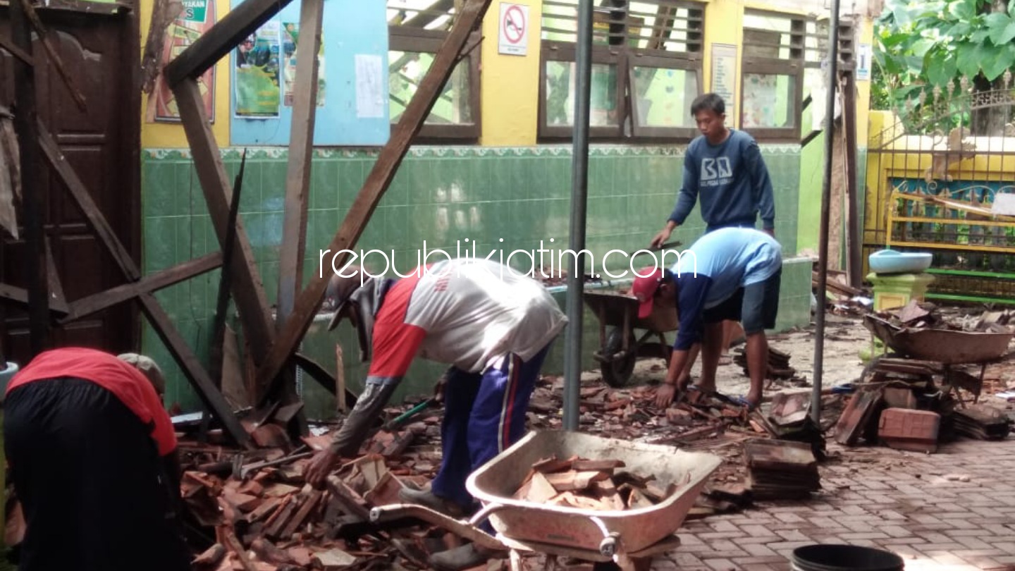 AMBRUK - Sejumlah petugas TNI, Polri dan pihak sekolah bersama warga membersihkan puing atap SDN 2 Krebet, Kecamatan Jambon, Ponorogo yang ambruk karena tak kunjung diperbaiki, Rabu (07/04/ 2021).