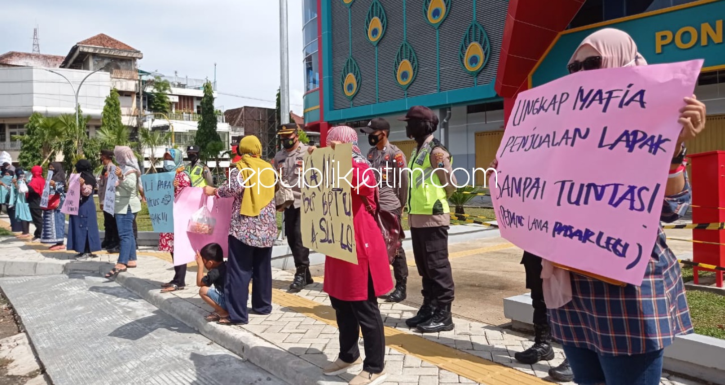 DEMO - Sebanyak 50 pedagang Pasar Legi demo menuntut nasib mereka soal penempatan lapak atau kios serta mendesak dugaan jual beli lapak diusut Aparat Penegak Hukum (APH), Rabu (07/04/2021). 