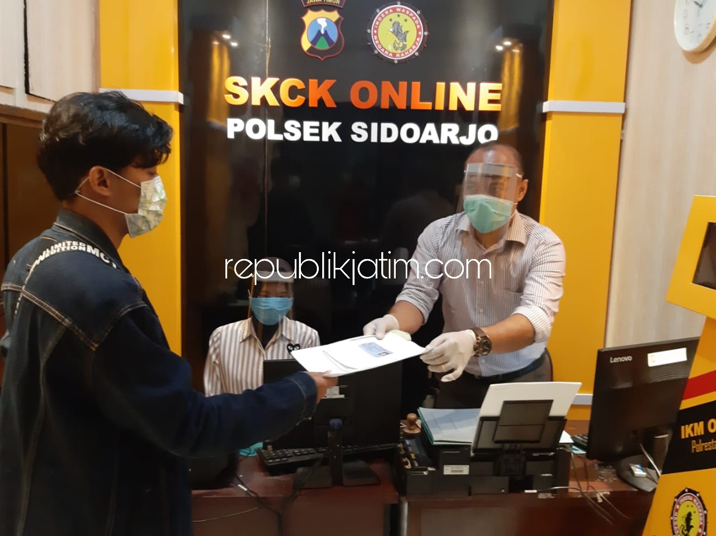 SOP - Ruang pelayanan SPKT dan SKCK Online Polresta Sidoarjo dan Polsek jajaran menerapkan SOP pengamanan saat wabah Covid-19 dalam memberi pelayanan kepada masyarakat dengan mengenakan pelindung wajah, masker dan sarung tangan, Selasa (07/04/2020).