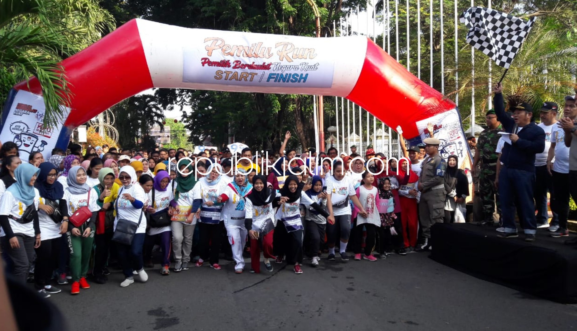 BERANGKATKAN - Bupati Sidoarjo, Saiful Ilah, Kapolresta Kombes Pol Zain Dwi Nugroho dan Ketua KPU Sidoarjo, M Zainal Abidin memberangkat ratusan peserta Pemilu Run dengan start dan finish di Alun-Alun Sidoarjo, Minggu (07/04/2019).