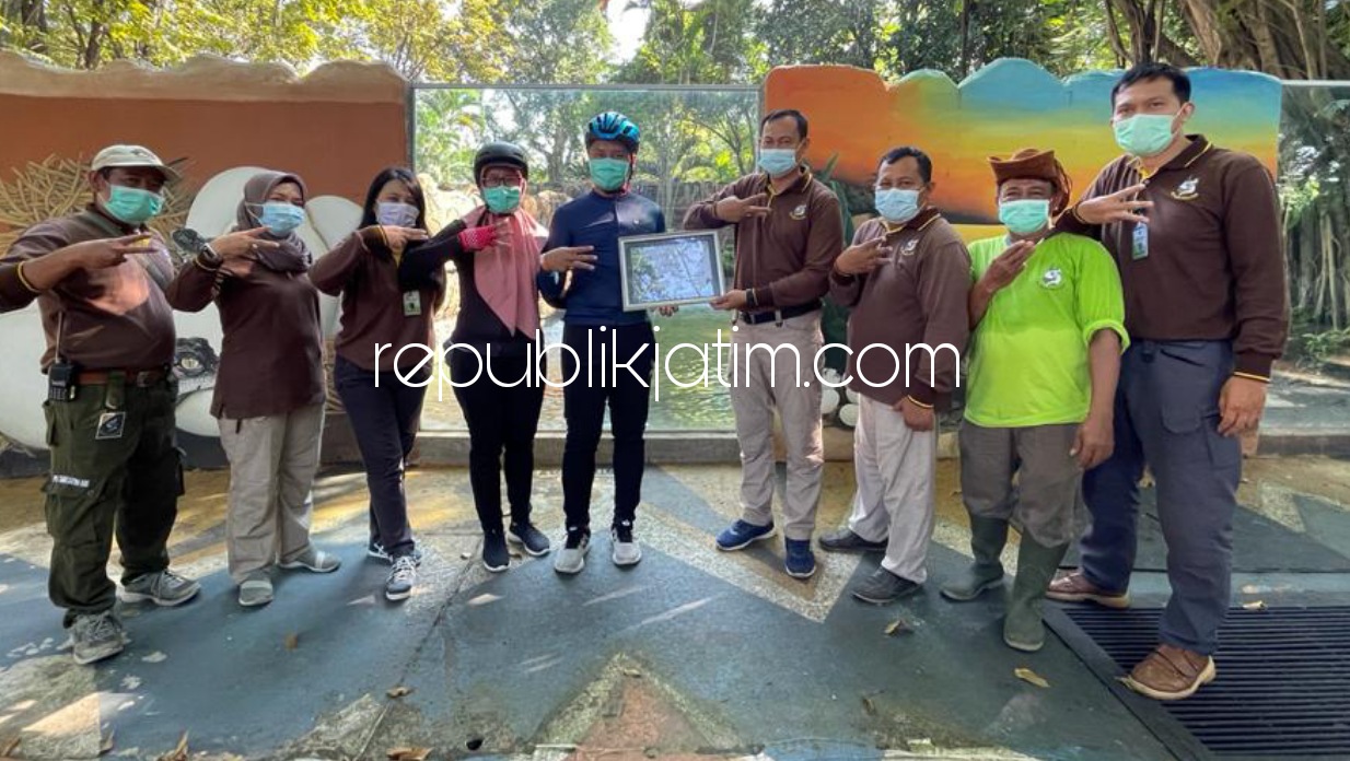 CSR - Direktur PT Sarana Karya Solusindo, Reza Kurniawan berfoto bersama jajaran manajemen PD Taman Satwa Kebun Binatang Surabaya (KBS) saat prosesi penetapan Bandell Lighting sebagai orang tua asuh buaya di Kebun Binatang Surabaya, Rabu (07/04/2021).