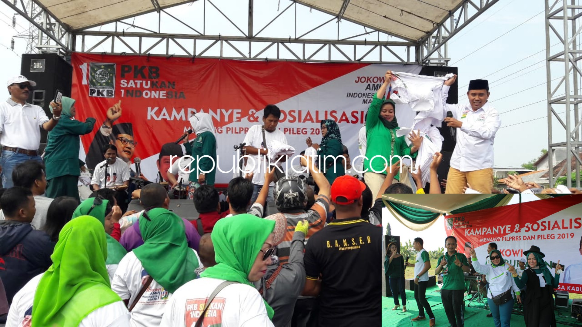 BLUSUKAN - DPC PKB Sidoarjo menggelar kampanye dengan blusukan desa per Dapil yang digelar serentak seperti di Desa Sumokali, Kecamatan Candi, Sidoarjo dengan membagikan ribuan Alat Peraga Kampanye (APK), Minggu (07/04/2019). Insert Acara di Wilayut.