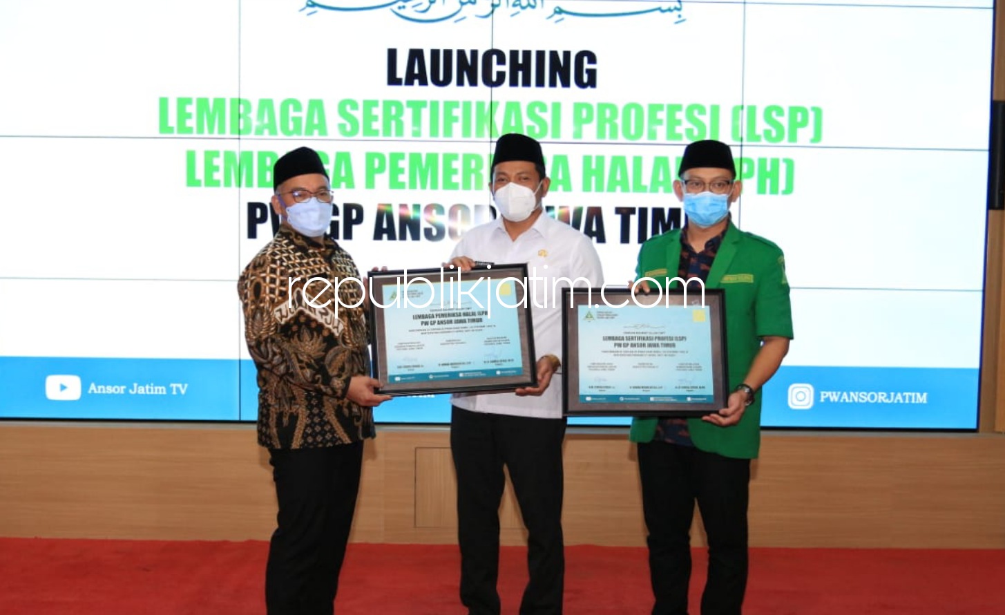 DUKUNG - Wakil Bupati Sidoarjo, Subandi, Kepala Kanwil Kemenag Jawa Timur, Ahmad Zayadi dan Ketua PW GP Ansor Jawa Timur, M Syafiq Syauqi mendukung KIH saat pelantikan pengurus bidang PW GP Ansor Jatim di Pendopo Delta Wibawa, Rabu (07/04/2021) malam.