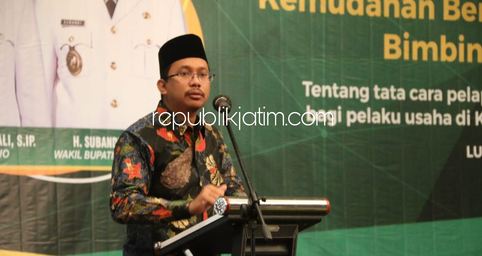 SAMBUTAN - Bupati Sidoarjo, Ahmad Muhdlor Ali (Gus Muhdlor) menyampaikan sambutannya saat membuka Workshop Kemudahan Berusaha Dan Bimbingan Teknis Tentang Tata Cara Pengisian LKPM Online Bagi Pelaku Usaha di Hotel Luminor Sidoarjo, Kamis (08/04/2021).