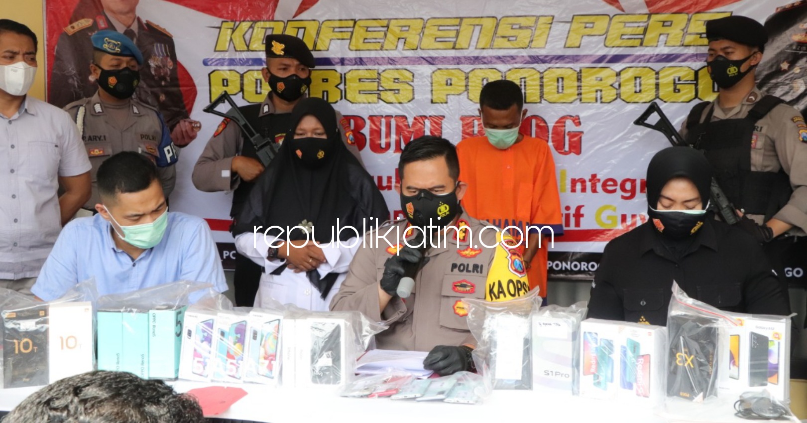 PEMBOBOL - Tersangka Agus Mulyadi (42) warga Bakaheuni Lampung yang diringkus polisi di rumahnya setelah membobol Konter HP di Ponorogo saat ini diamankan bersama barang buktinya di Polres Ponorogo, Kamis (08/04/2021). 