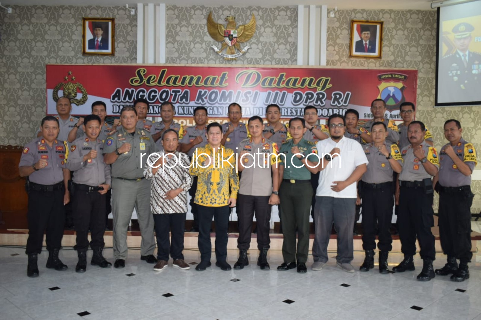 KUNJUNGAN - Kapolresta Sidoarjo, Kombes Pol Zain Dwi Nugroho menerima kunjungan Komisi III DPR RI yang memantau kesiapan pengamanan Pemilu 2019, Senin (08/04/2019).