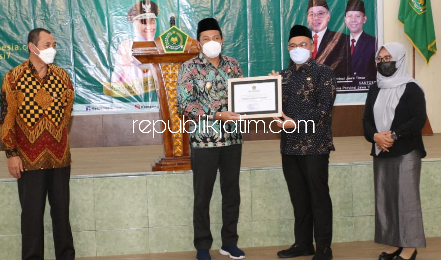 PENGHARGAAN - Wabup Sidoarjo, Subandi menerima penghargaan Karya Novel Ceris dari Kepala Kanwil Kemenag Provinsi Jatim, Ahmad Zayadi saat Launching 10.000 penulis pemula karya novel Ceris (Cerita Islami) dan 78 karya Ceris siswa dan guru PAI SMA/SMK, Kami