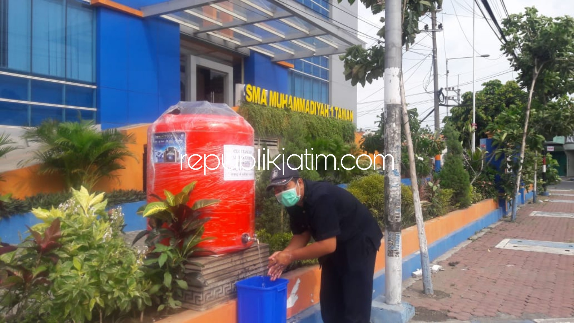 CUCI TANGAN - Sebagai salah satu langkah pencegahan wabah virus Corona (Covid-19) SMA Muhammadiyah 1 Taman (Smamita) Sidoarjo menyediakan tempat cuci tangan di depan gedung sekolah yang bisa digunakan untuk umum, Rabu (08/04/2020).