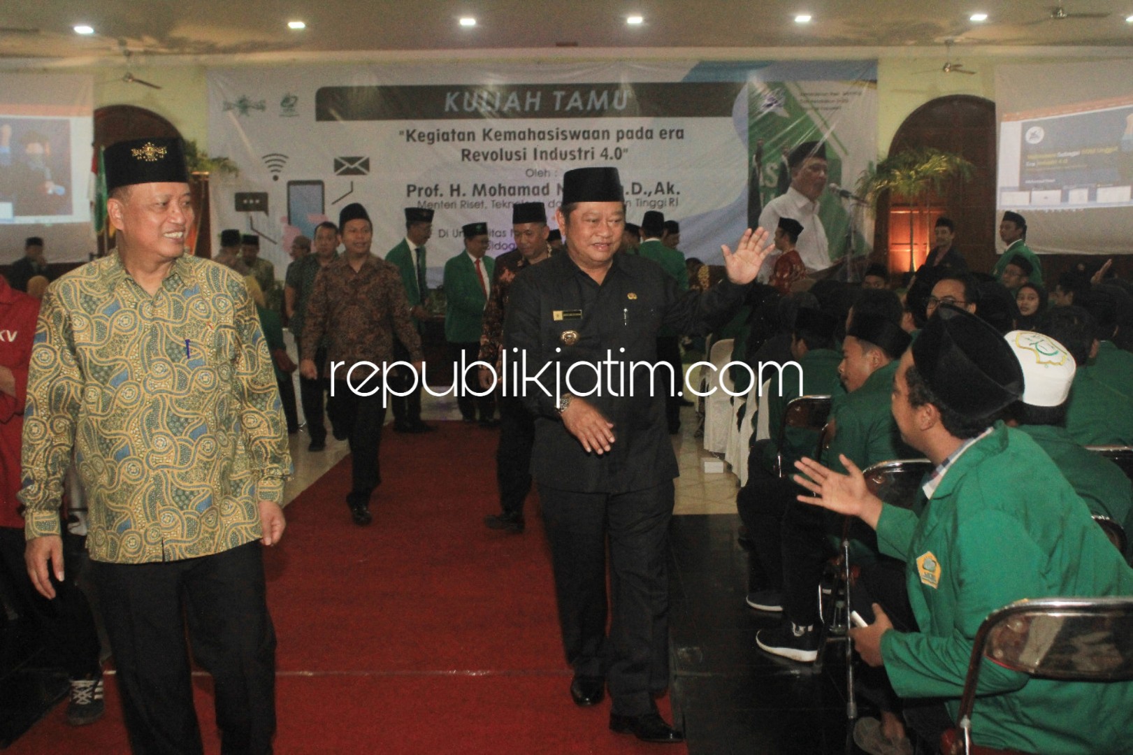 SEMINAR - Bupati Sidoarjo, Saiful Ilah membuka seminar Kegiatan Kemahasiswaan Pada Era Revolusi Industri 4.0 yang digelar di gedung serbaguna Rohmatul Ummah Sidoarjo, Unusida, Senin, (08/04/2019).